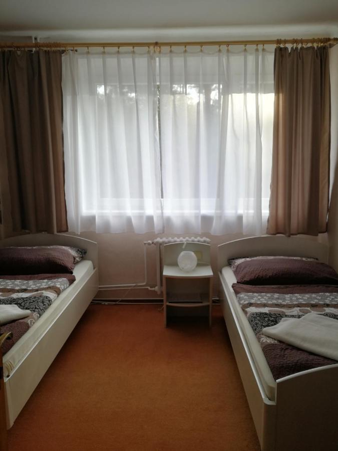 Tuchlovice Hotel Astra מראה חיצוני תמונה