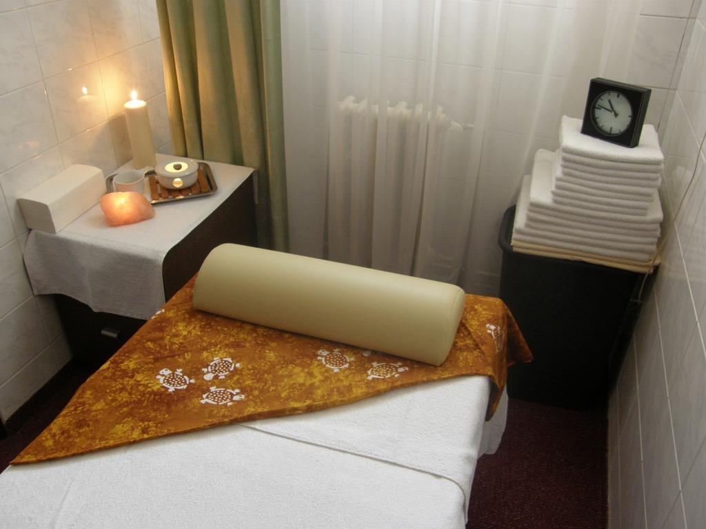Tuchlovice Hotel Astra מראה חיצוני תמונה