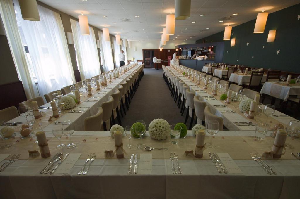 Tuchlovice Hotel Astra מראה חיצוני תמונה