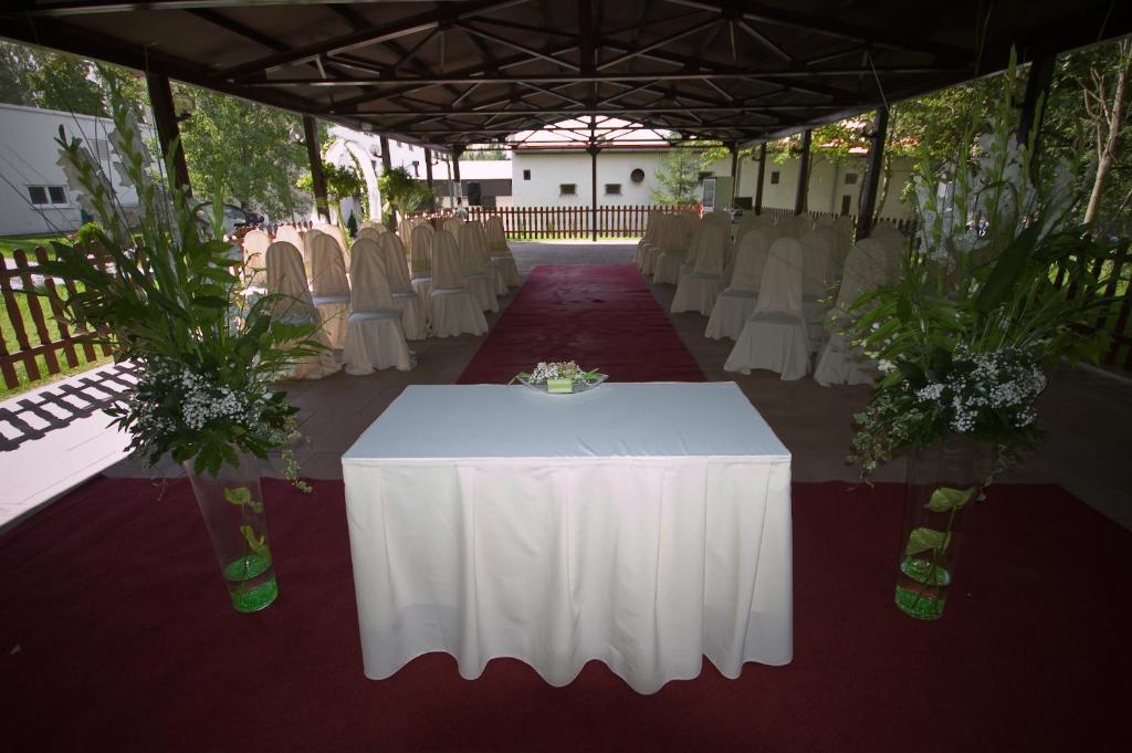 Tuchlovice Hotel Astra מראה חיצוני תמונה